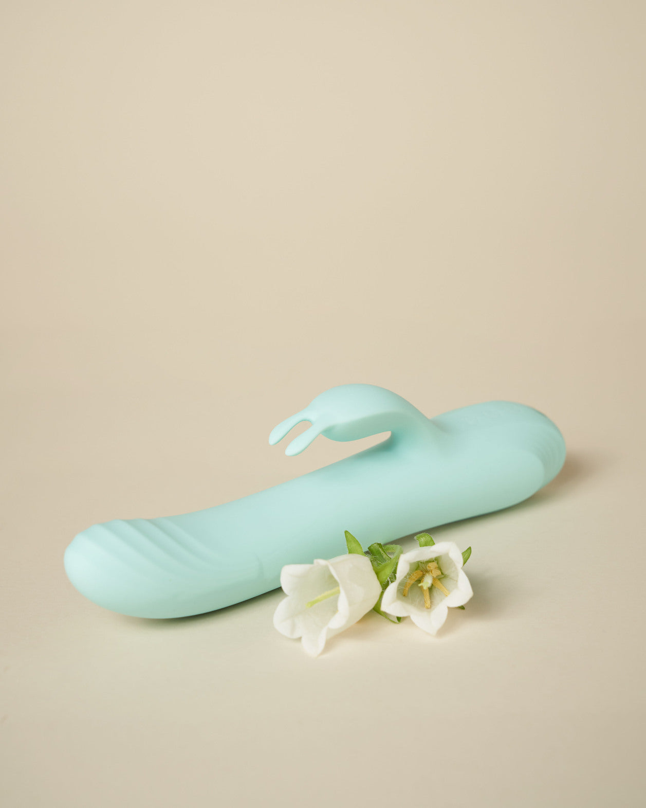 control-be-playful-rabbit-vibromasseur-rechargeable-avec-effet-pouss-e-et-bras-c image 7